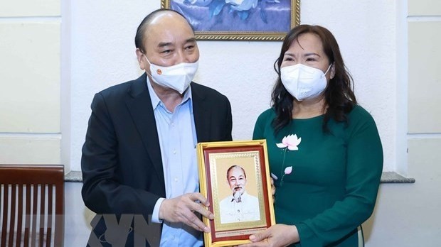 President Nguyen Xuan Phuc presented a gift to teacher Trieu Thi Hue. (Photo:VNA)