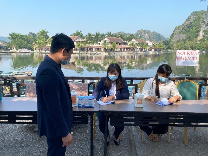Tam Coc - Bich Dong tourist area arranges enough human resources to guide tourists in making medical declarations before getting off the boat to visit.