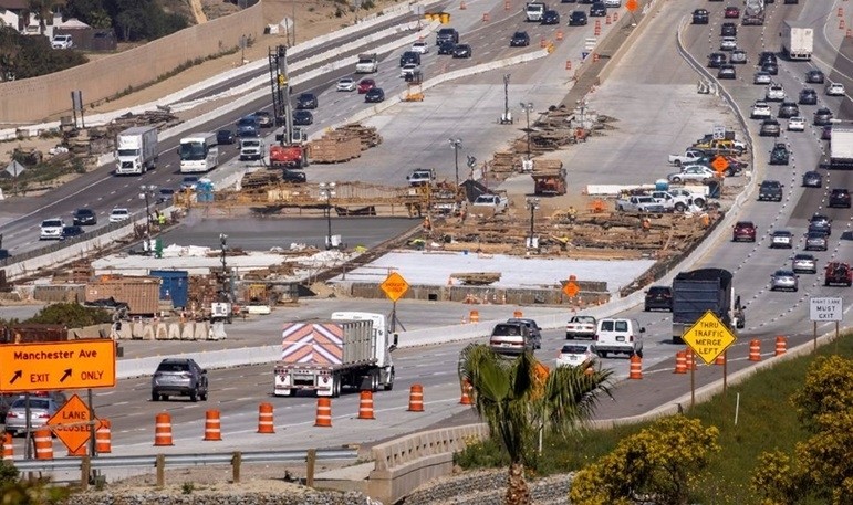 Workers build a road in Encinitas, California, the US. (Photo: Reuters)