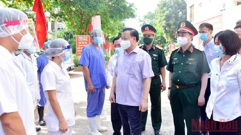 Hanoi Party Secretary Dinh Tien Dung inspects COVID-19 prevention efforts in Thach That District.