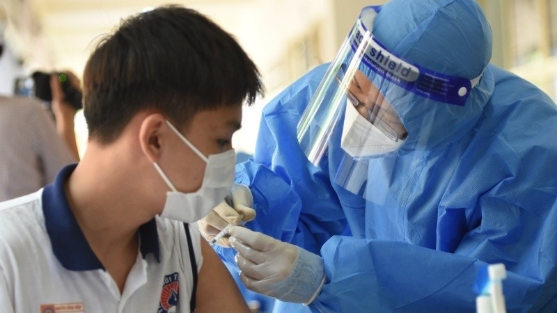 A student in Dong Nai Province is vaccinated against COVID-19.