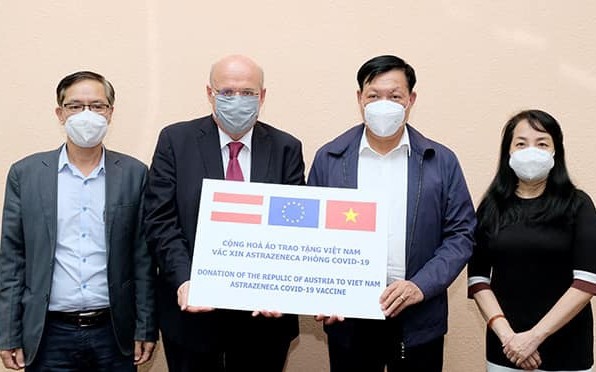 Deputy Minister of Health Do Xuan Tuyen receives 50,000 doses of AstraZeneca COVID-19 vaccine donated by Austria. (Photo: TRAN MINH)