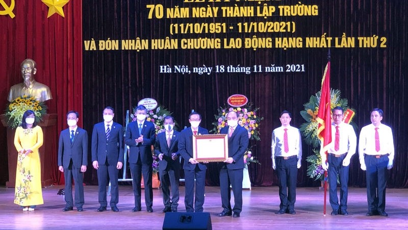 President Nguyen Xuan Phuc presents the Labour Order to the Hanoi National University of Education.