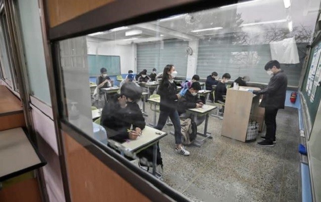 Thousands of ROK students take gruelling college exam in pandemic's shadow