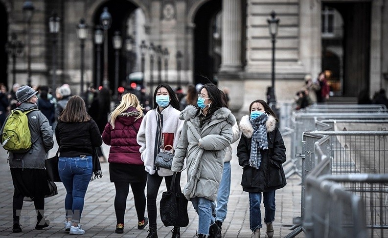 Residents and tourists wear masks to prevent COVID-19 infection in Paris, France. (Photo: AFP/VNA)