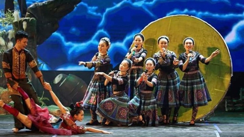 A scene from the play "My" by the Viet Bac Folk Music Theatre. (Photo: Thu Hang)