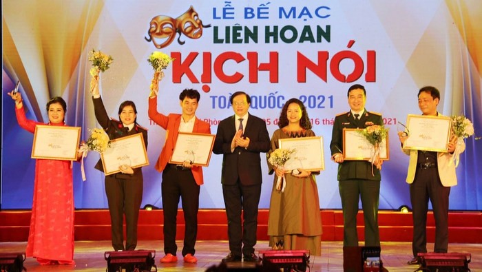 Gold medals are presented to six best plays. (Photo: hanoimoi.com.vn)