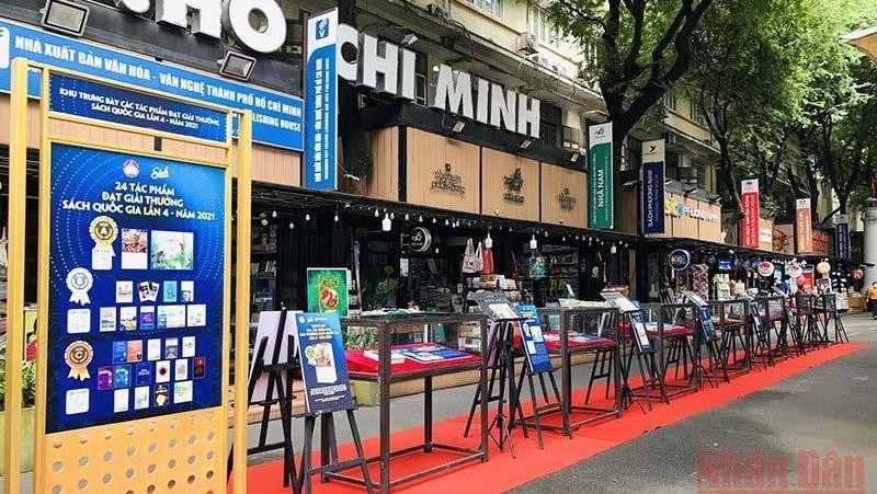 Twenty-four finalists of the fourth National Book Award 2021 are being displayed at the Ho Chi Minh City Book Street. (Photo: NDO)