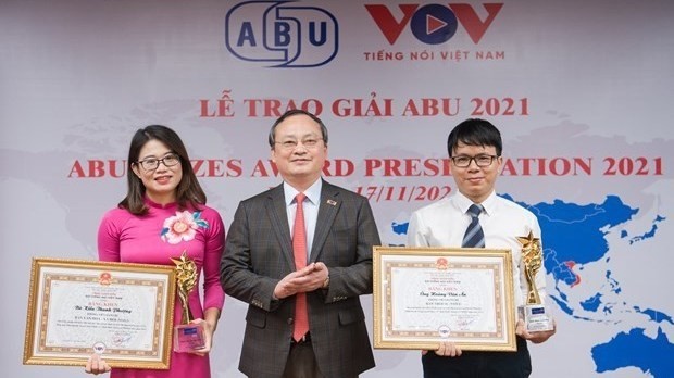 VOV General Director Do Tien Sy on behalf of the Organizing Committee presents the awards to the two winners. (Photo: VOV)