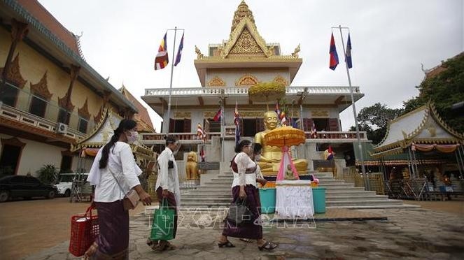 Buddhists go to the Ounalom Pagoda during the first day of the three-day Khmer New Year holiday amid ongoing COVID-19 pandemic in Phnom Penh, Cambodia, on April 14, 2021. (Photo: Xinhua/VNA)