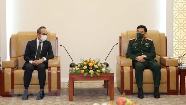 Defence Minister Phan Van Giang and Thai Ambassador to Vietnam Nikonrndej Balankura (Photo: VNA)