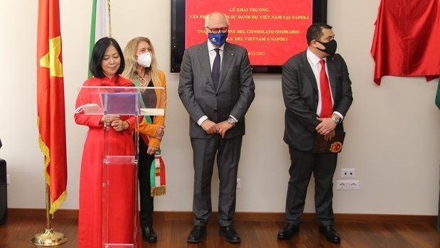 Vietnamese Ambassador Nguyen Thi Bich Hue addresses the opening ceremony of the Honorary Consulate of Vietnam in Naples city on November 18 (Photo: VNA)