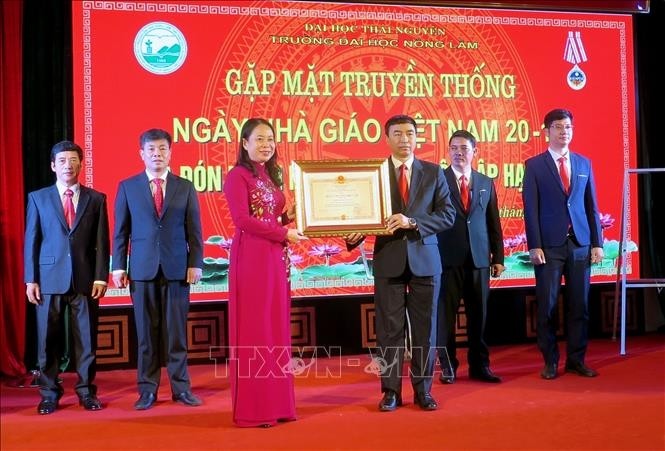 Vice President Vo Thi Anh Xuan presents Independence Order, second class to Thai Nguyen University of Agriculture and Forestry (Photo: VNA)
