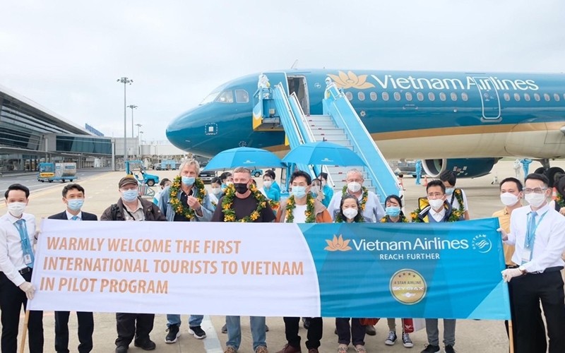 The first international tourists entered Da Nang International Airport to travel to Quang Nam on the afternoon of November 17.
