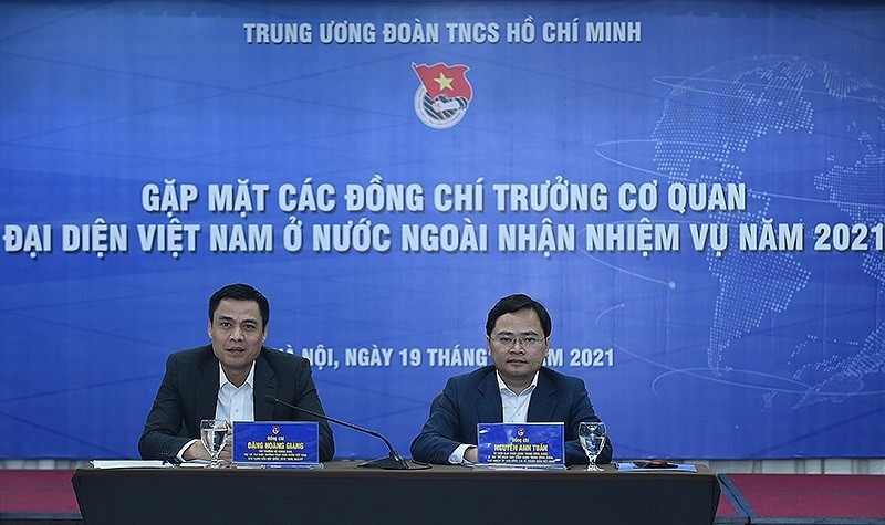 First Secretary of the Ho Chi Minh Communist Youth Union Central Committee Nguyen Anh Tuan (right) chairs the meeting.