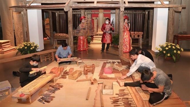 Wood carving artworks of Ang Phao traditional craft village in Thanh Oai district are on display (Photo: VNA)
