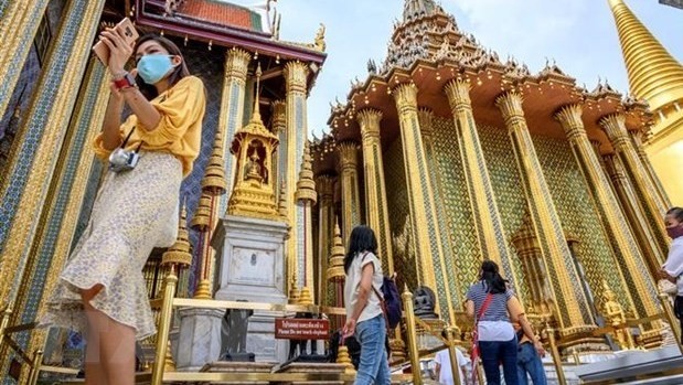 Tourists visit the Royal Palace in Bangkok, Thailand.(Photo: AFP/VNA)