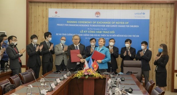 Japanese Ambassador Yamada Takio (front, left) and UNICEF Representative in Vietnam Rana Flowers (front, right) at the signing ceremony of the exchange of notes on the project on November 17. (Photo: UNICEF)