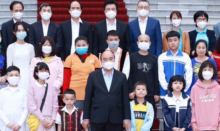President Nguyen Xuan Phuc and 16 children from the contest "For a victorious Vietnam". (Photo: VNA)