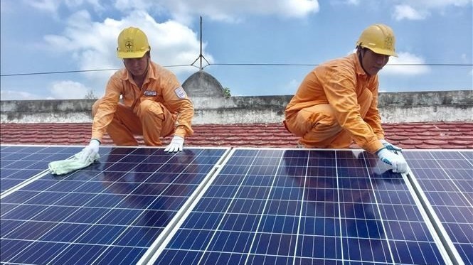 Installing solar panels (Photo: VNA)
