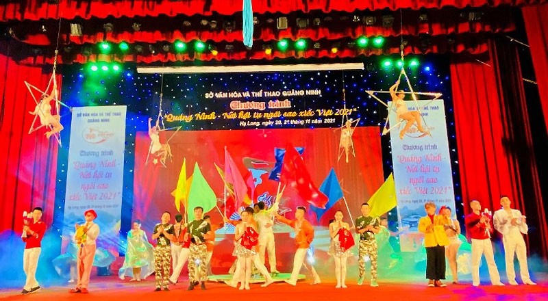 The programme opened with a performance by Vietnamese circus artists.