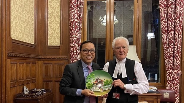 Speaker of the UK House of Lords John Francis McFall (R) receives Vietnamese Ambassador to the UK Nguyen Hoang Long. (Photo: VNA)