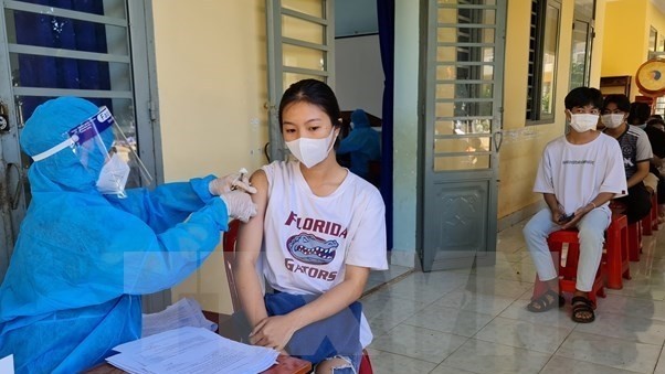 A student in Loc Quang commune, Loc Ninh district, Binh Phuoc province is vaccinated against COVID-19 (Photo: VNA)