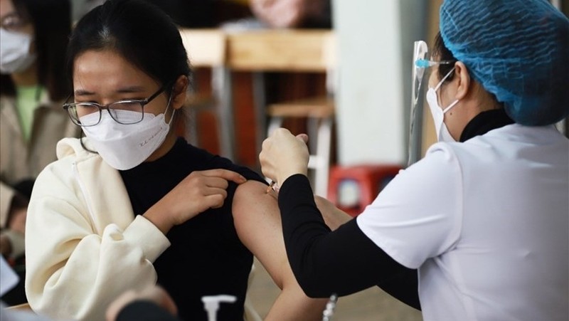 Students at Nguyen Gia Thieu High School are vaccinated against COVID-19. (Photo: laodong.vn)