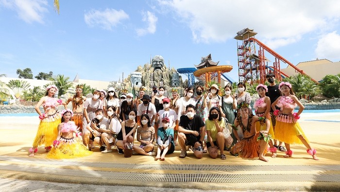 Young people from the Republic of Korea are very interested in experiential activities at VinWonders in Phu Quoc. (Photo: Vinpearl Phu Quoc/via the VNAT)