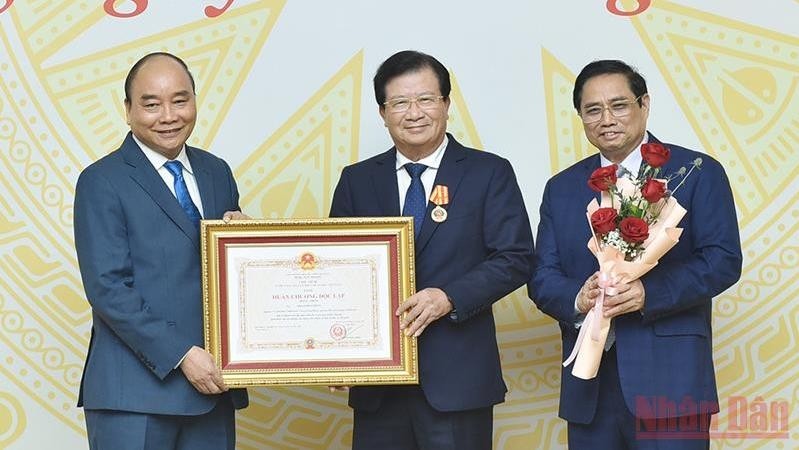 Former Deputy PM Trinh Dinh Dung (C) receives the Independence Order, first class. (Photo: Tran Hai)