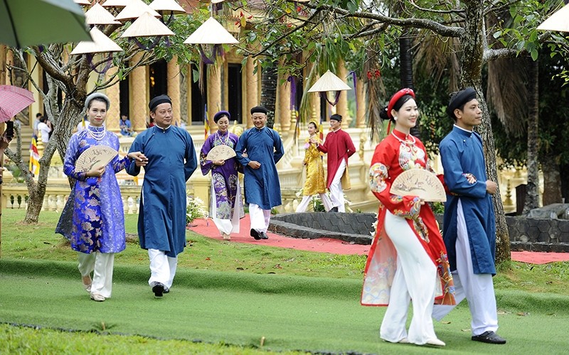 A performance of Vietnamese ao dai (Photo: Dang Khoa)