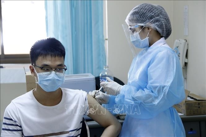 A student vaccinated against COVID-19 at Setthathirath hospital in Laos' Vientiane. (Photo: VNA)