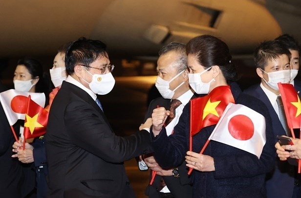 Prime Minister Pham Minh Chinh (L) is welcomed at Haneda International Airport on November 22 evening, beginning a four-day official visit to Japan. (Photo: VNA)