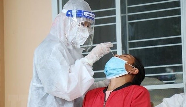 A medical worker takes nasal swab for COVID-19 testing (Photo: VNA)