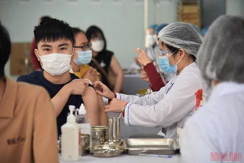 The goal of this vaccination campaign is to reach 95% of children aged 15-17 in Hanoi city to be fully immunized. (Photo: Minh Duy)