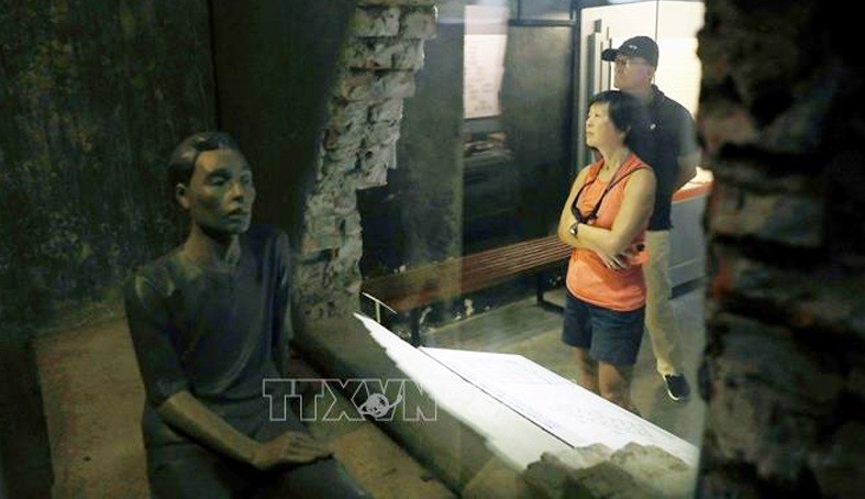 Visitors to Hoa Lo Prison Relic in Hanoi (File photo: VNA)