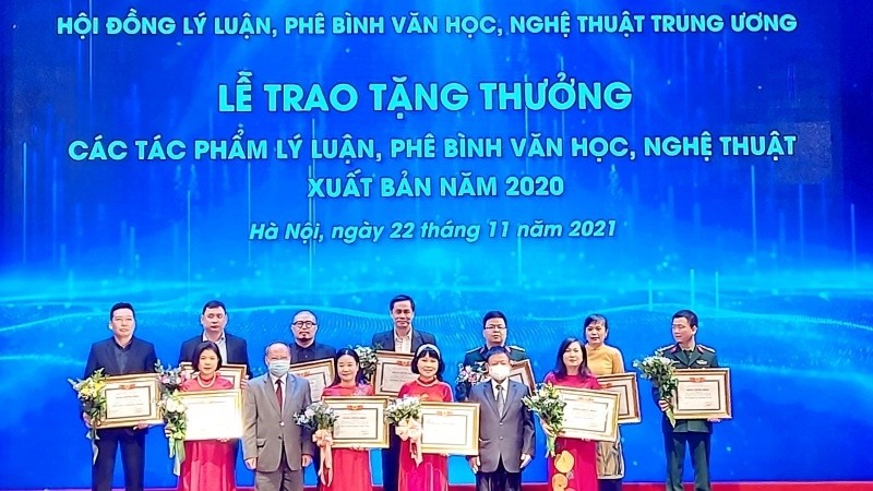 Representatives of 13 agencies and units receiving the Theory and Criticism of Literature and Arts Awards 2020
