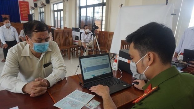 A police officer records personal information of a people coming to make a new identity card (Photo: VNA)