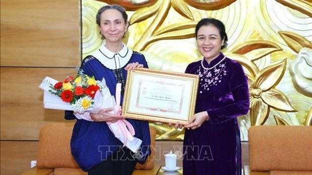 VUFO President Ambassador Nguyen Phuong Nga (R) presents the insignia to outgoing Mexican Ambassador to Vietnam Sara Valdes Bolano at the ceremony. (Photo: VNA)