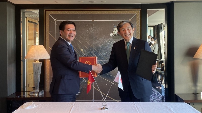 Minister of Industry and Trade Nguyen Hong Dien and Wakayama Governor Nisaka Yoshinobu (Photo: MOIT)