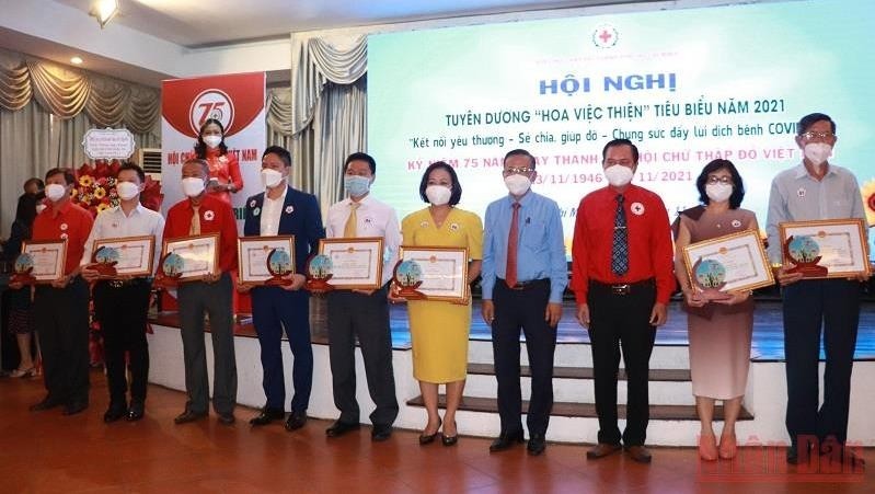 75 outstanding contributors to COVID-19 fight in Ho Chi Minh City honoured 