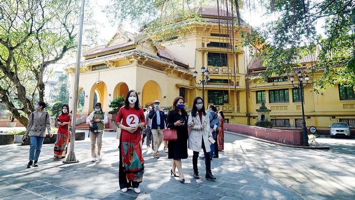 Visitors joining a tour to explore French architectural works in Hanoi. (Photo: THUY HA)