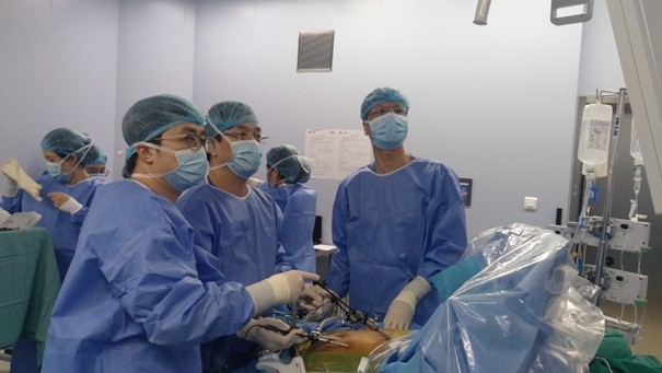 The surgery requires great experience from doctors and modern medical equipment. (Photo: VNA)