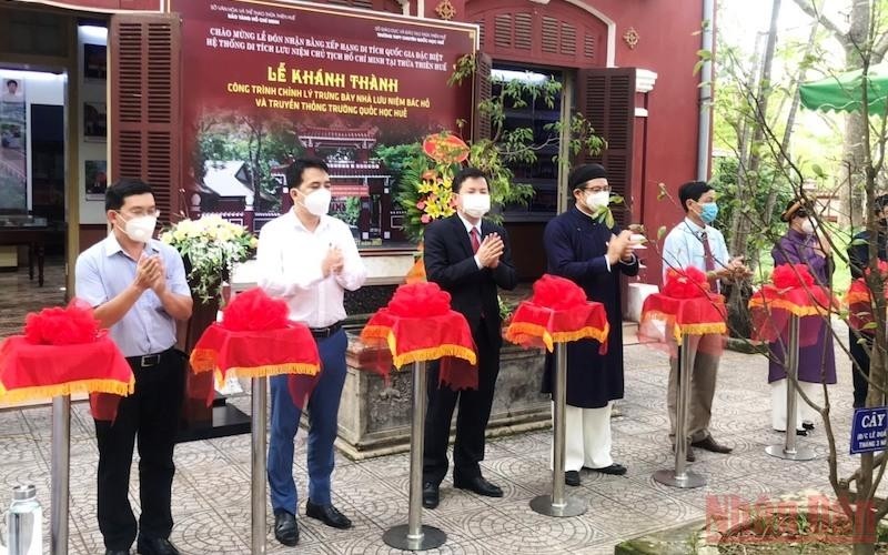Leaders of the Department of Culture and Sports, the Ho Chi Minh Museum and other departments and branches cut the ribbon to inaugurate the memorial house of Uncle Ho and Quoc Hoc Hue School's tradition.
