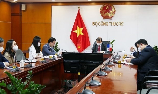Deputy Minister of Industry and Trade Do Thang Hai and other officials of Vietnam attend the online meeting on November 24 (Photo: Ministry of Industry and Trade)