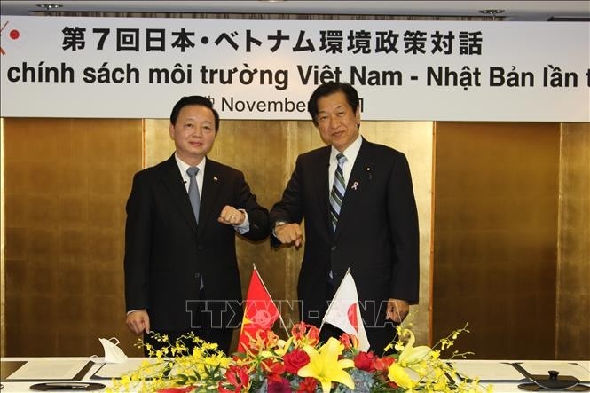 Vietnamese Minister of Natural Resources and Environment Tran Hong Ha and Japanese Minister of the Environment Tsuyoshi Michael Yamaguchi at the signing ceremony. (Photo: VNA)