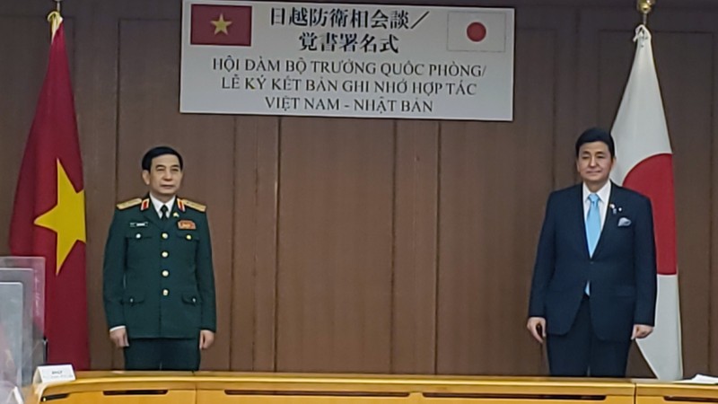  Vietnamese Defence Minister Phan Van Giang and his Japanese counterpart Kishi Nobuo (Photo: VNA)
