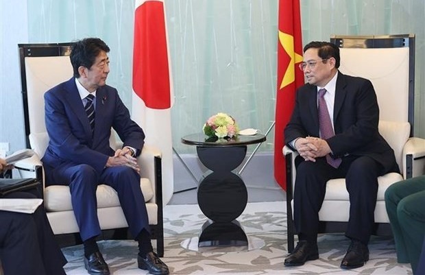 Prime Minister Pham Minh Chinh (right) receives former Prime Minister of Japan Abe Shinzo, as part of the former’s official visit to Japan. (Photo: VNA)