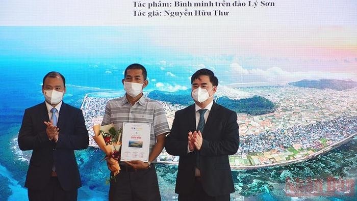 The first prize was awarded to Nguyen Huu Thu for his photo "Dawn on Ly Son Island". (Photo: NDO)