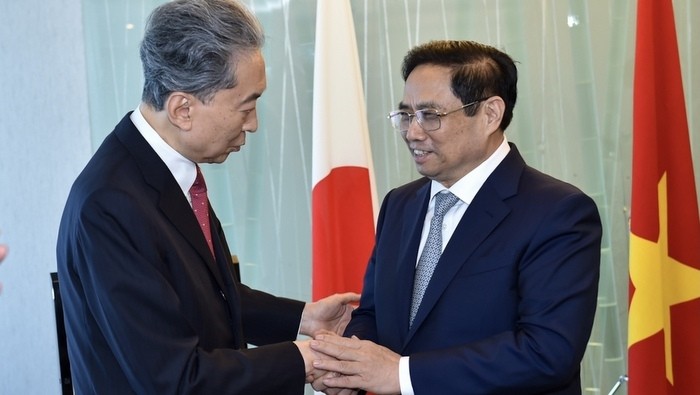 PM Pham Minh Chinh (right) and former Japanese PM Hatoyama Yukio. (Photo: VGP)